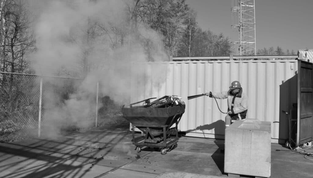 Brand blussen tijdens BHV-cursus.