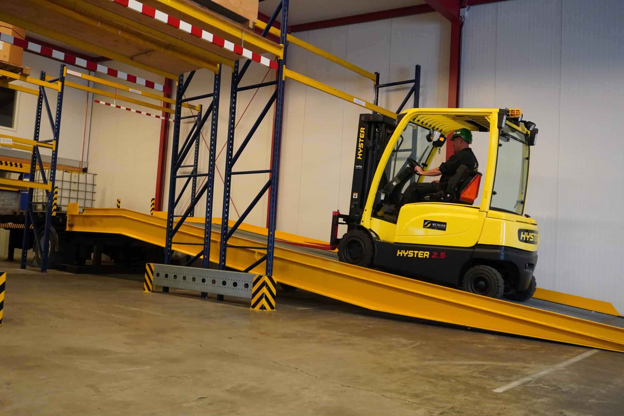 Heftruck rijden op een verhoging
