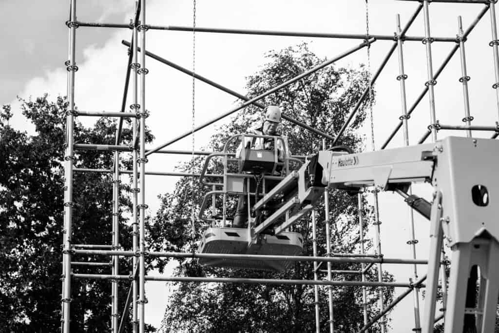 Hoogwerker zwart-wit