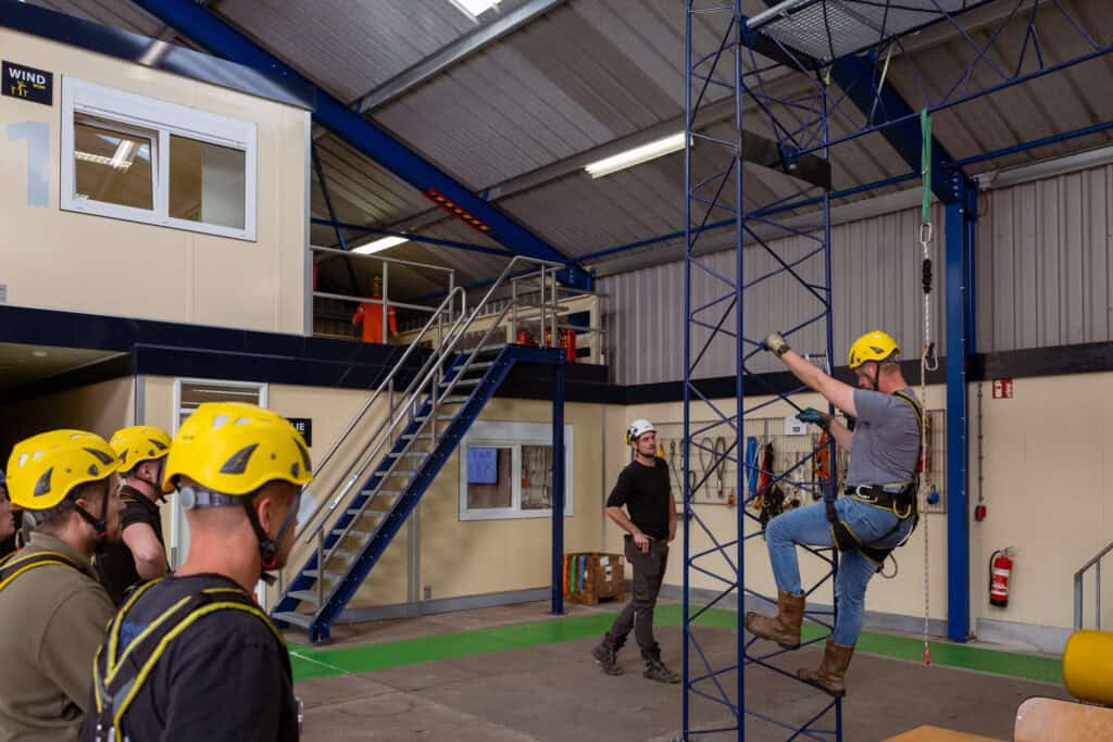 Instructeur en cursist werken op hoogte
