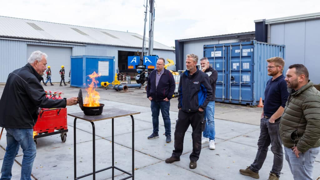 Instructeur voorbeeld vlam in de pan