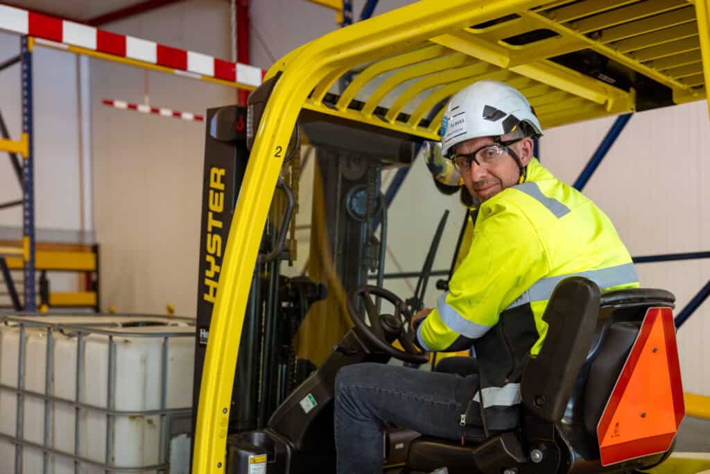 Instructeur kijkt om zich heen