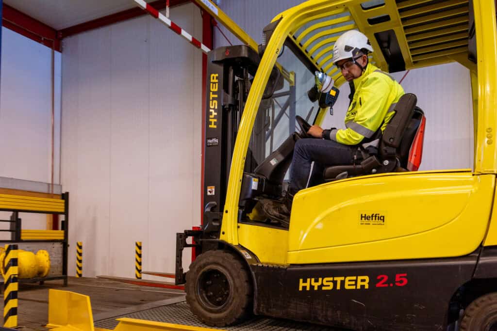 Heftruck rijdt de brug op